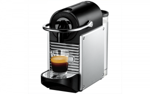 Une cafetière Nespresso modèle Pixie de couleur noire